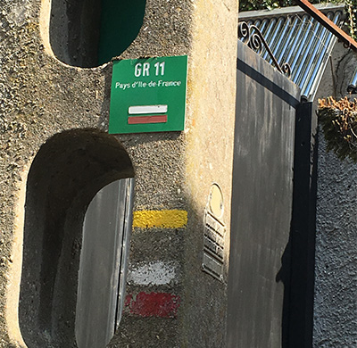 Well-marked route. The yellow stripe belongs to another network of hiking trails (Petites Randonnés or Short ).
