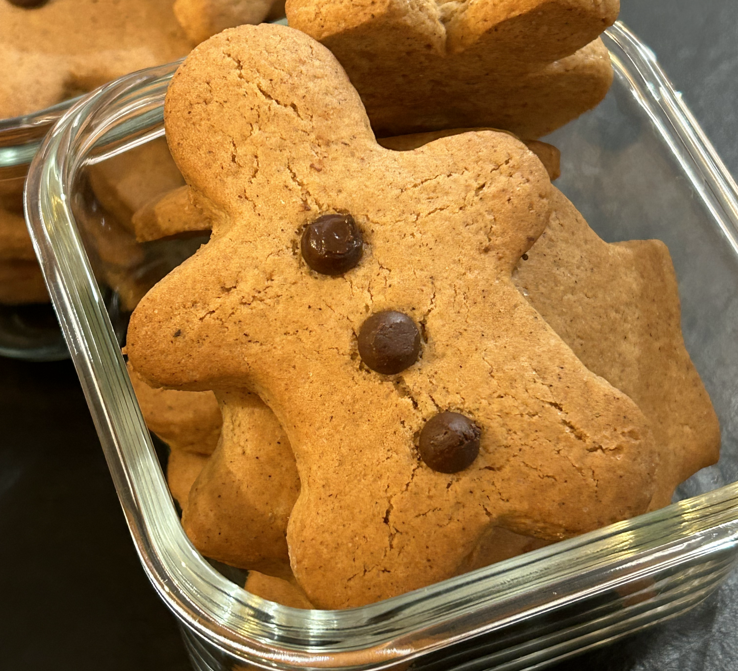 Golden-brown gingerbread men cookies
